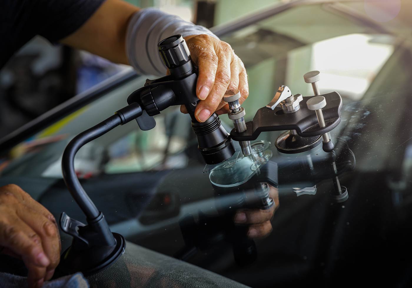 Fachbetrieb und Werkstatt für die Beseitigung und Reparatur von Steinschlägen und Glasschäden in Friedrichshafen / Fischbach am Bodensee